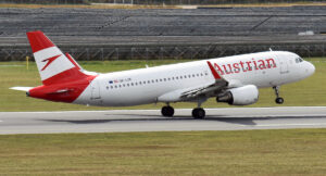 Austrian Airlines Airbus A320 OE-LZE taking off