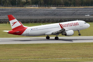 Austrian Airlines Airbus A320 OE-LZE taking off